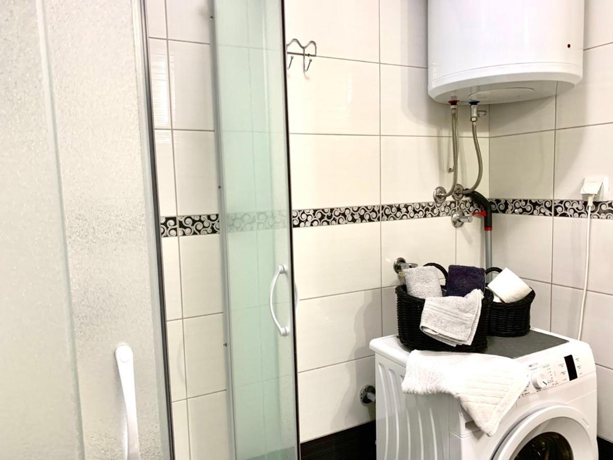All White بانيا لوكا المظهر الخارجي الصورة